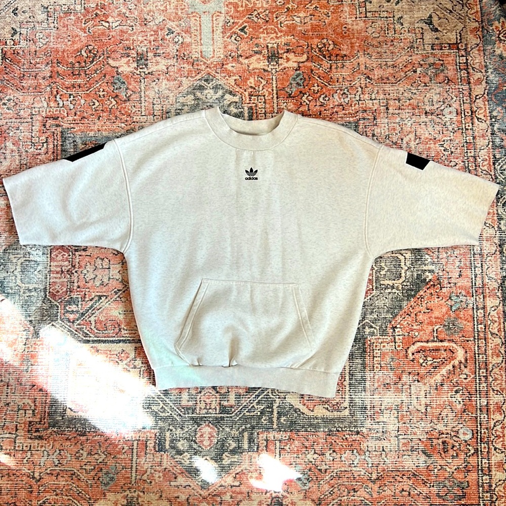 Adidas short-sleeved sweatshirt, in very good condition, worn only a few times.